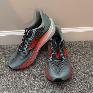 NEW Brooks Hyperion Max (women’s 9.5)
